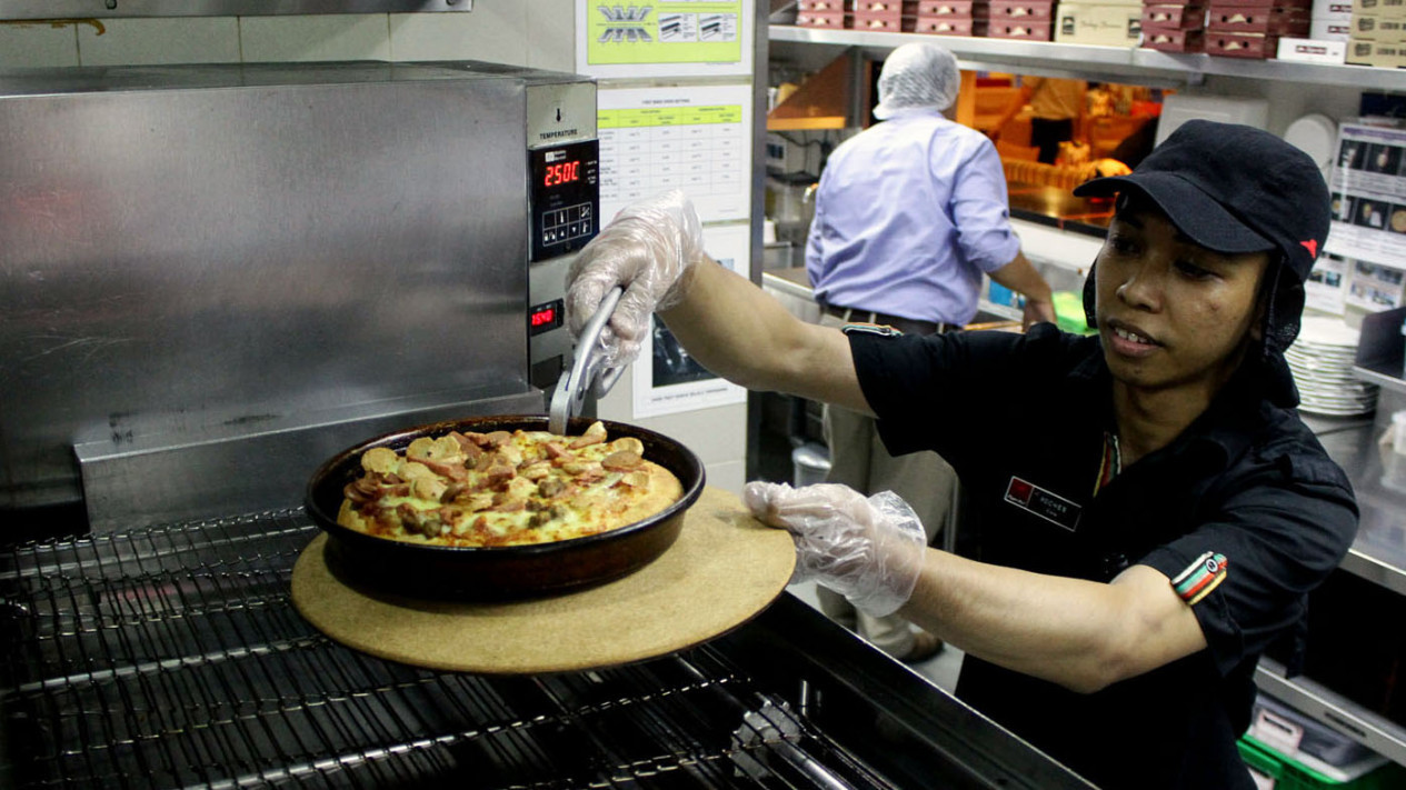 Melihat Dari Dekat Dapur Pizza Hut Viva Karyawan Membuat Pizza Di Kitchen Outlet Hut Taman Mini Jakarta Selasa 6 September 2016
