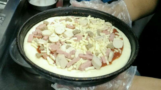 Pembuatan pizza ala Piza Hut