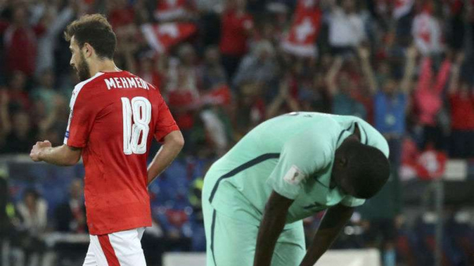 Pemain Swiss, Admir Mehmedi, merayakan gol di depan William Carvalho