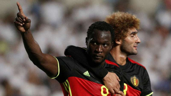 Striker Belgia, Romelu Lukaku, merayakan gol bersama Marouane Fellaini.