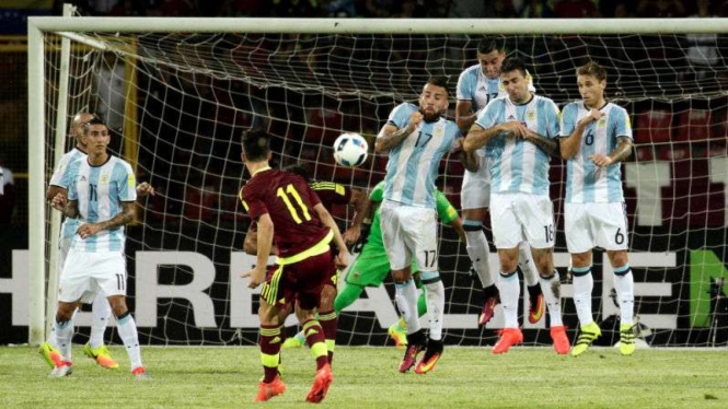 Pemain Valencia Juan Pablo Anor Acosta mencetak gol ke gawang Argentina
