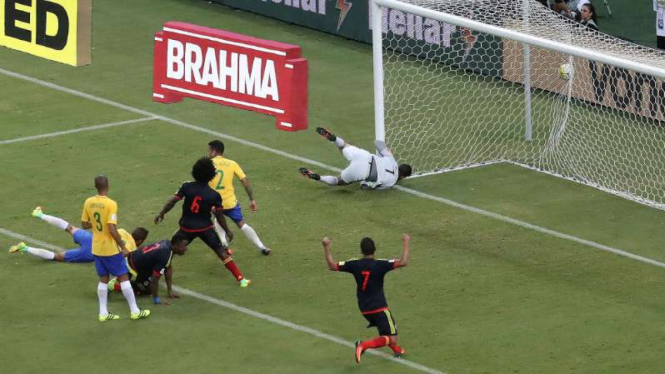 Bek Brasil Marquinhos membuat gol bunuh diri di laga lawan Kolombia.