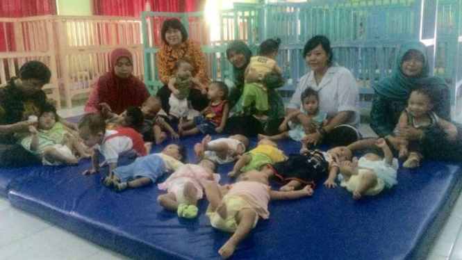 Para pengasuh bayi di Unit Pelayanan Terpadu Pelayanan Sosial Asuhan Balita Telantar di Sidoarjo, Jawa Timur, pada Selasa, 7 September 2016.