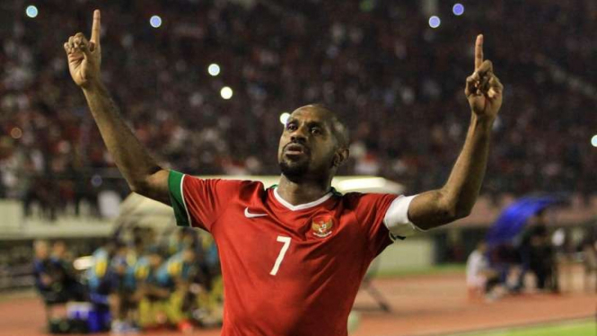 Pemain Timnas Indonesia, Boaz Solossa, merayakan gol