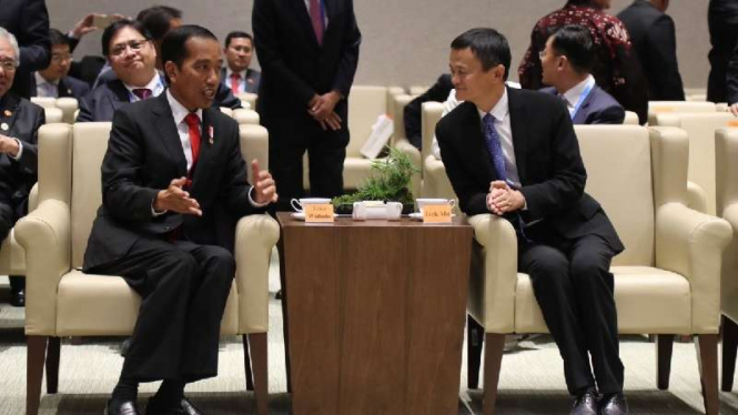 Pendiri Alibaba, Jack Ma (kanan) bersama Presiden Jokowi di China