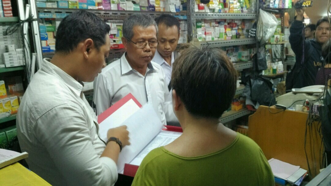 Aparat kepolisian dan petugas BPOM melakukan razia obat palsu di Pasar Pramuka