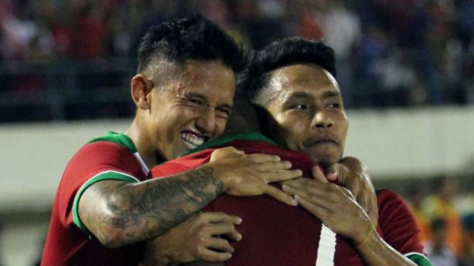 Pemain Timnas Indonesia, Irfan Bachdim (kiri), merayakan gol bersama Andik Vermansyah.