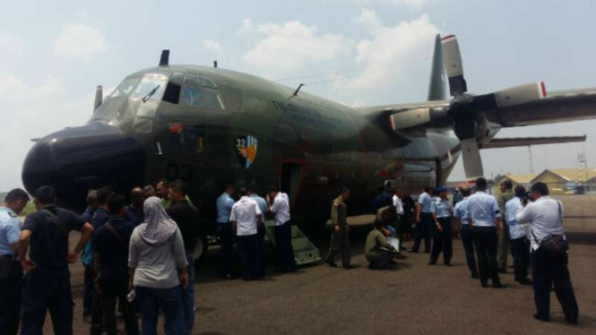 Uji terbang pesawat militer, Hercules di Bandara Husein Sastranegara Bandung. Pesawat angkut TNI ini telah berusia 60 tahun dan baru usai diperbaiki total.