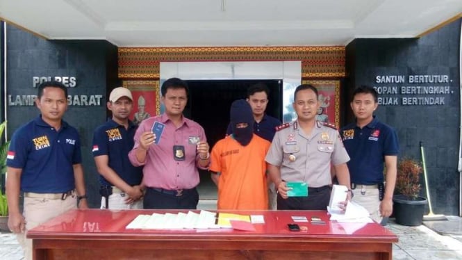 Tersangka pelaku pencurian uang nasabah di salah satu bank di Kabupaten Lampung Barat bersama barang buktinya, Rabu (7/9/2016)