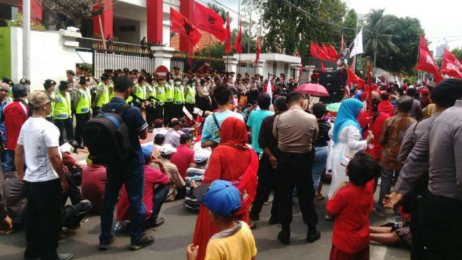 Front Wong Cilik demo tolak Ahok di DPP PDIP