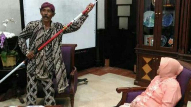 Yudi Karyono menemui Wali Kota Surabaya, Tri Rismaharini alias Risma, setelah berjalan dengan egrang dari Yogyakarta ke Surabaya Rabu, 7 September 2016.