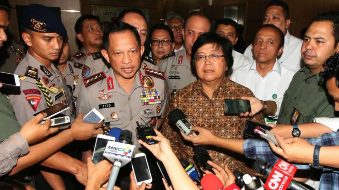 Kapolri Jenderal Pol Tito Karnavian bersama Menteri Lingkungan Hidup dan Kehutanan Siti Nurbaya usai mengadakan pertemuan tertutup di Jakarta, Rabu (7/9/2016).