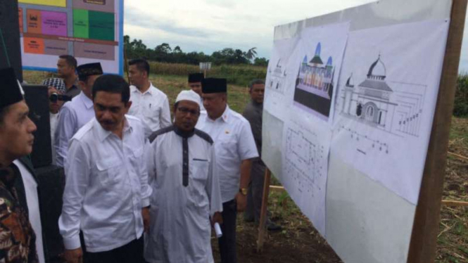 Kepala BNPT, Komisaris Jenderal Polisi Suhardi Alius, meresmikan pembangunan masjid di kompleks Pesantren Darusy Syifa di Deli Serdang, Sumatera Utara, pada Rabu, 7 September 2016.