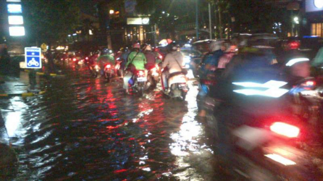 Hujan ciptakan genangan air di Jalan Kemang Raya, Jakarta Selatan