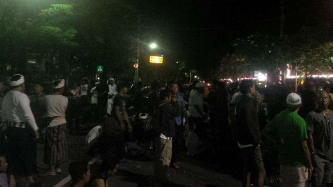 Massa penolak reklamasi Teluk Benoa di Mapolda Bali di Jalan WR Supratman