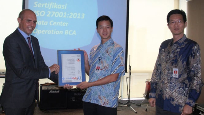 Wakil Presdir BCA Armand Wahyudi Hartono menerima Sertifikat ISO 27001:2013 