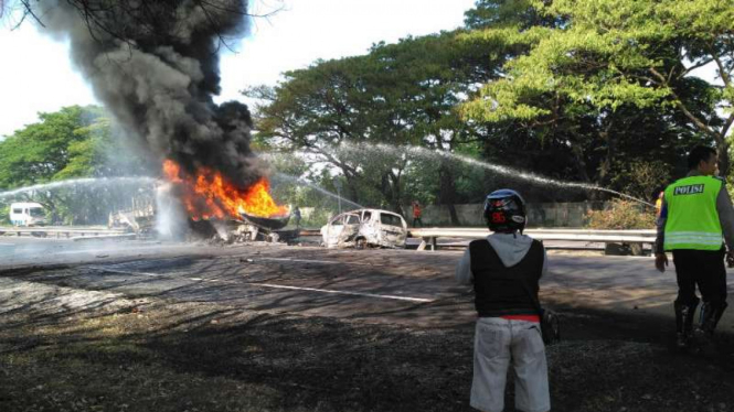 Sebuah truk tangki terbakar di Kilometer 32.800 Tol Sidoarjo, Jawa Timur, pada Kamis pagi, 8 September 2016.
