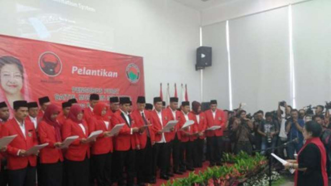 Ketum PDIP Megawati Soekarnoputri melantik  pengurus Baitul Muslimin.