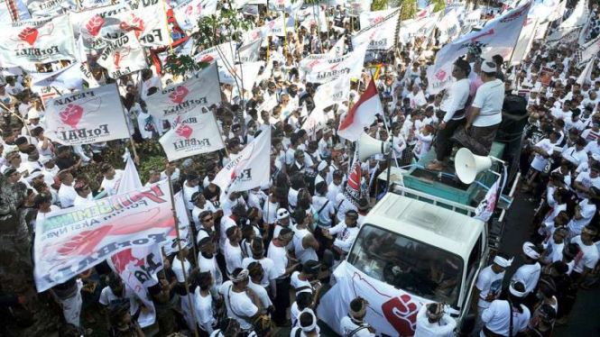 Aksi protes warga yang tergabung dalam ForBali menyampaikan penolakan rencana reklamasi Teluk Benoa pada akhir Agustus 2016.