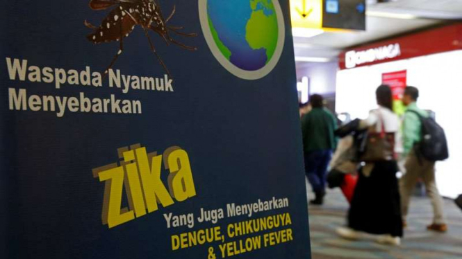 Poster peringatan virus Zika di Bandara Soekarno-Hatta.