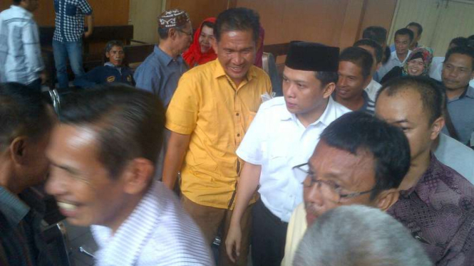 Bupati Ogan Ilir nonaktif Ahmad Wazir Nofiadi mengenakan baju putih dan berpeci saat menghadiri sidang pembacaan tuntutan di PN Palembang Sumatera Selatan, Kamis (8/9/2016)