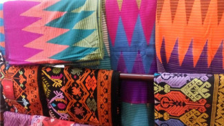 Rangrang, Tenun Penuh Warna dari Nusa Penida