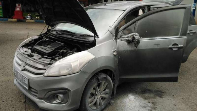 Kondisi mobil Suzuki Ertiga tersambar api kebakaran SPBU Pasar Minggu.