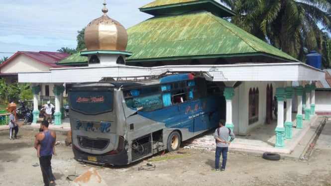 Bus PM TOH menabrak masjid