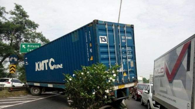 Truk kontainer tabrak pembatas jalan di tol Bitung, Jumat, 9 September 2016