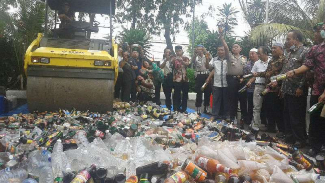 Aparat Polres Jakarta Timur musnahkan minuman keras, Jumat, 9 September 2016.