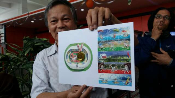 Vice President Konsinyasi dan Filateli PT Pos Indonesia, Munawar Ainy, menunjukkan contoh prangko khusus edisi PON XIX 2016 di Bandung, Jawa Barat, pada Jumat, 9 September 2016.