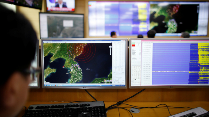 Seorang pegawai melihat gelombang seismik yang tengah diobservasi di Korea Meteorological Administration di Seoul, Korea Selatan, 9 September 2016. 