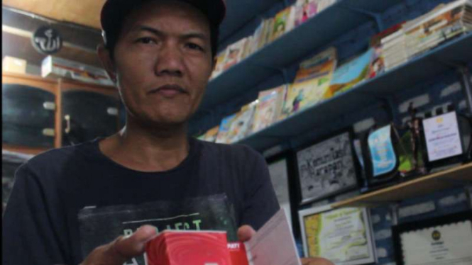 Agung Setiabudi, warga Semarang penyandang difabel, yang perajin aneka miniatur alutsista dan jenis kendaraan lain berbahan baku kartu bekas ponsel saat ditemui pada Jumat, 9 September 2016.