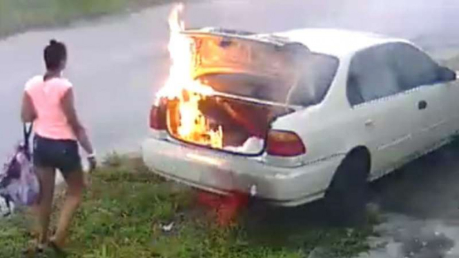 Aksi Chamblee saat membakar mobil yang dikira mantan pacar.