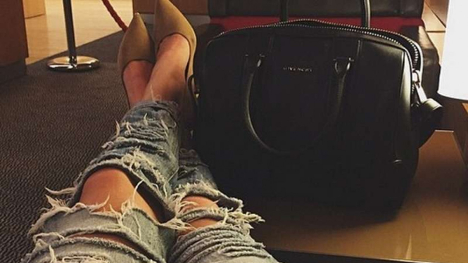 Celana jeans distressed Kendall Jenner
