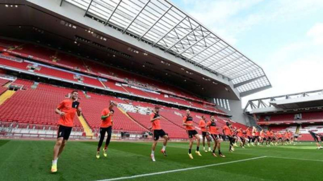Para pemain Liverpool saat berlatih di depan tribun baru Anfield.