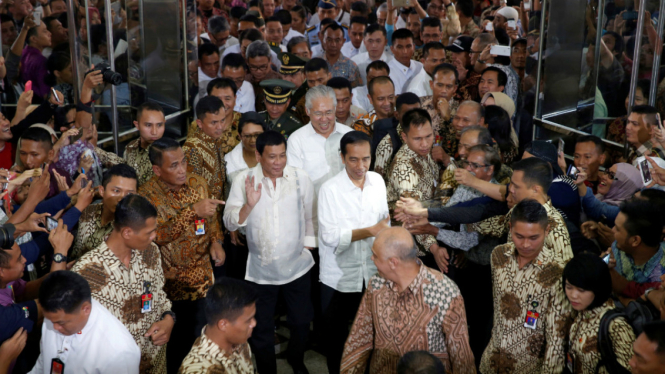 Presiden Filipina Rodrigo Duterte dan Presiden RI Joko Widodo mengunjungi Tanah Abang di Jakarta, Indonesia, 9 September 2016. 