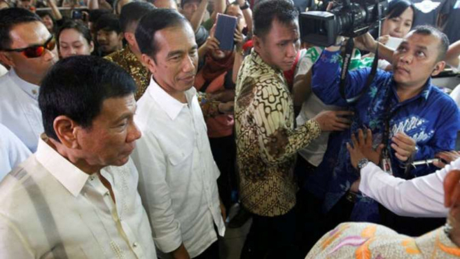 Presiden Duterte dan Jokowi di pasar Tanah Abang, Jumat, 9/9/2016.