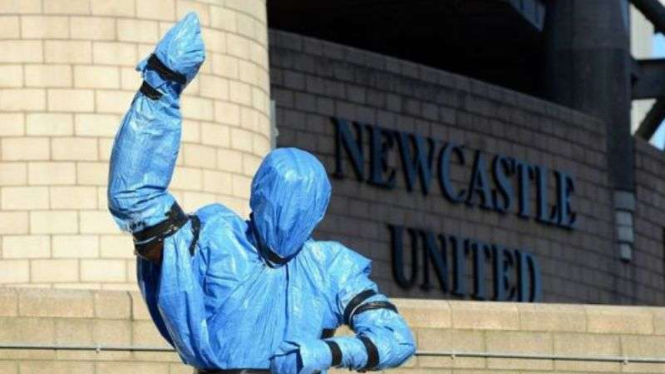 Sebuah patung misterius di depan stadion Newcastle United