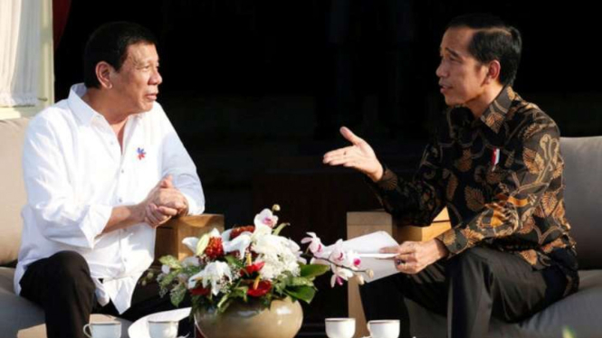 Suasana santai perbincangan Jokowi dan Duterte di Istana Negara, Jakarta.