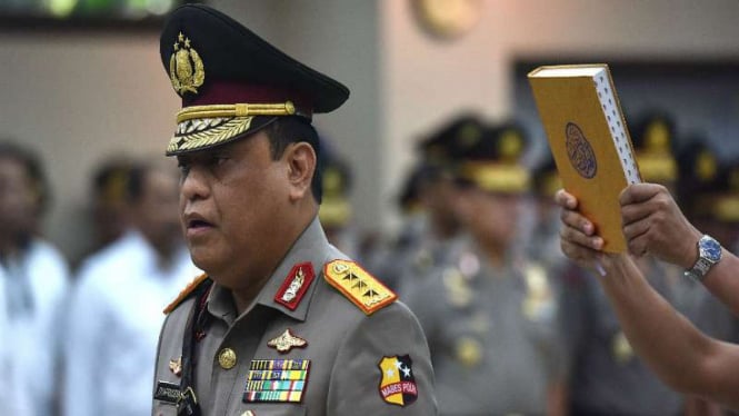 Wakil Kapolri Komjen Pol. Syafruddin mengucapkan sumpah jabatan saat pelantikan 