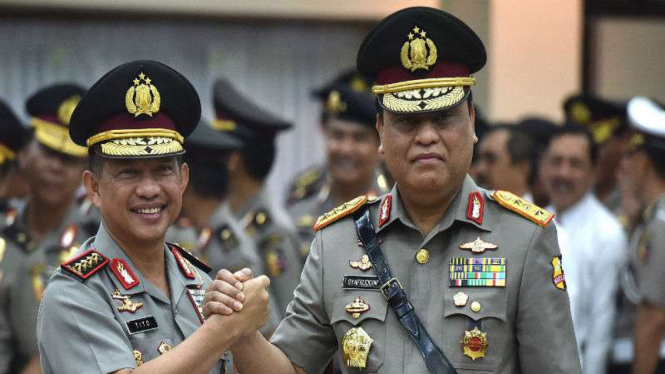 Kapolri Jenderal Tito Karnavian berjabat tangan Wakapolri Komjen Syafruddin
