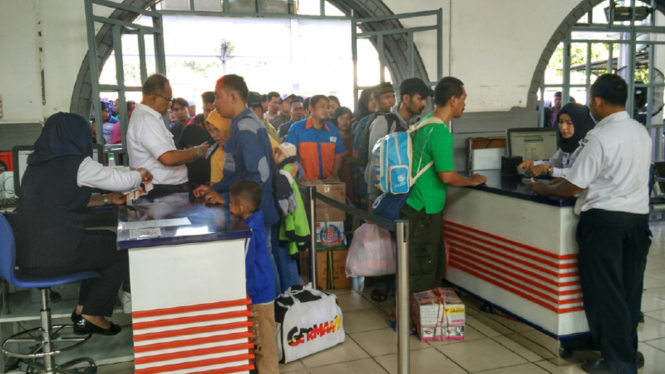 Calon penumpang di Stasiun Pasar Senen, Jakarta Pusat.
