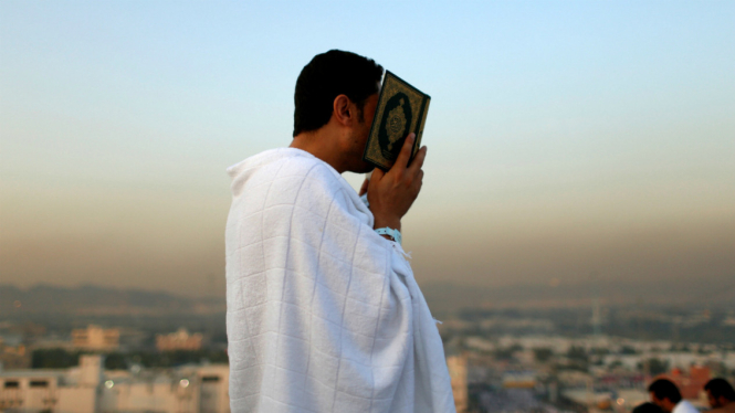 Jemaah haji sedang khusyuk berdoa 