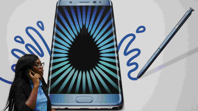 Ilustrasi/Perempuan lewat di depan iklan Samsung Galaxy Note 7
