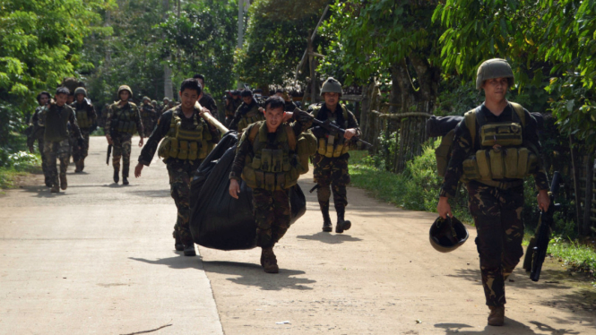 Tentara Filipina menjalankan operasi militer melawan Abu Sayyaf beberapa waktu lalu.