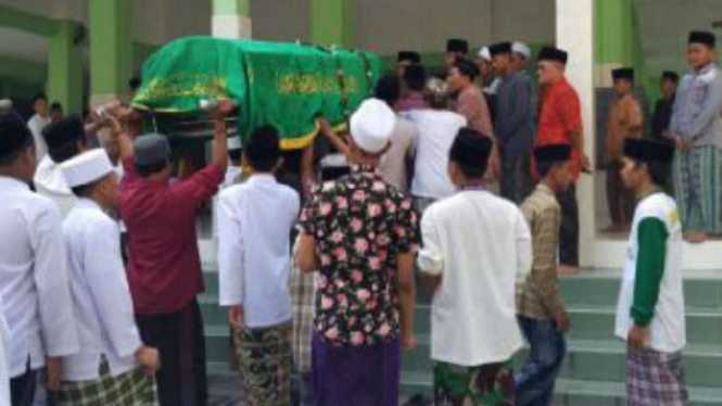 Jenazah Aqub Zainal Fajri alias Gus Aqub, yang wafat dalam kecelakaan di Rembang, tiba di kompleks Pesantren Darul Ulum di Jombang, Jawa Timur, pada Minggu, 11 September 2016.