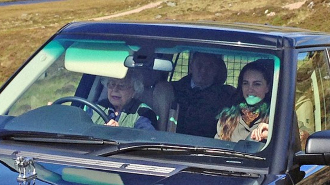 Ratu Elizabeth saat menyetir mobil bersama Kate Middleton.