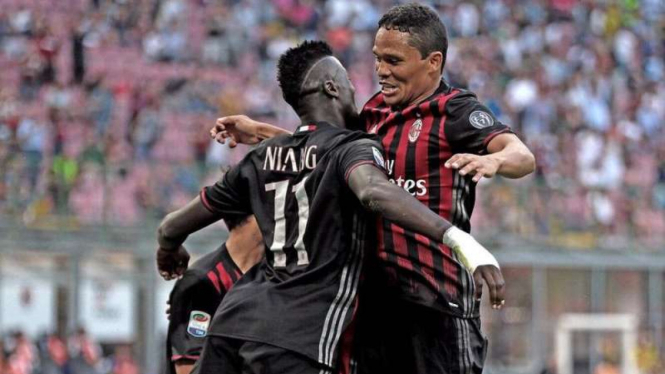 Pemain AC Milan merayakan gol