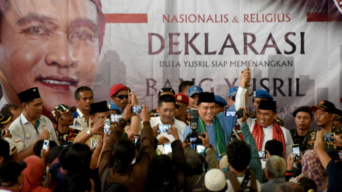 Bakal calon gubernur DKI Yusril Ihza Mahendra (keempat kanan) mengangkat tangan Ketua PWNU DKI Jakarta Saefullah (ketiga kanan) saat Deklarasi dukungan kelompok relawan Yusril Ihza Mahendra wilayah Jakarta Pusat, Jakarta, Minggu (11/9).